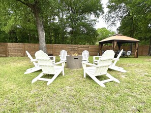 Fire pit (propane provided)