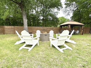 Fire pit (propane provided)