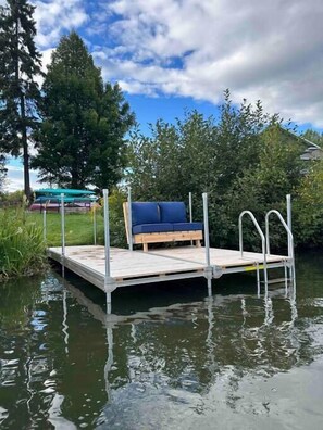 View of the dock with its integrated love seat