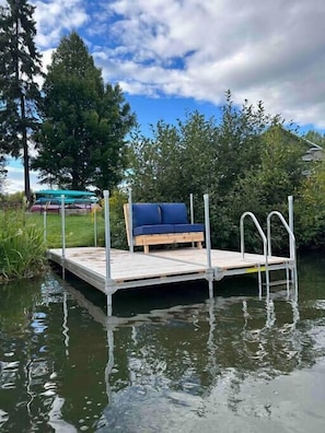 View of the dock with its integrated love seat