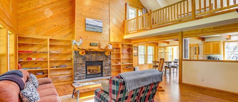 La Pine Vacation Rental | 2BR | 2.5BA | 2,600 Sq Ft | Stairs Required