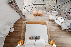 King bed, living and dining area

