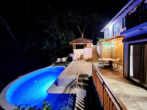 Night photo - 1 - pool side 