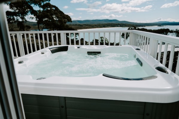 Outdoor spa tub