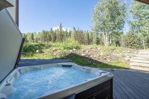 Wrap around back deck allowing you access to the hot tub as well as Blue Run Sundance off Lift 10. Huge mountain views while enjoying your soak in the hot tub.