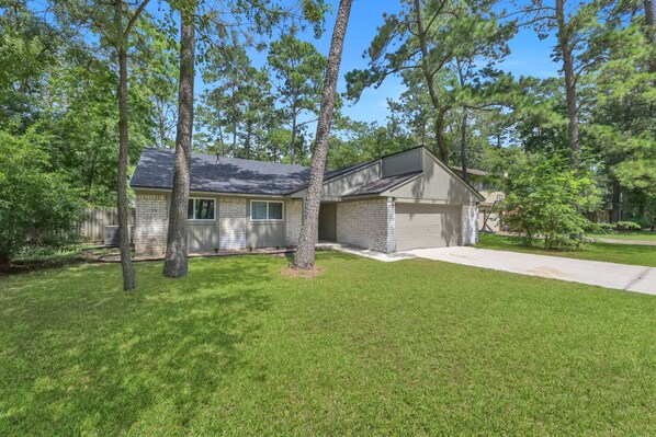 Welcome to this beautiful, corner lot home in the front of The Woodlands!  Pet Friendly!