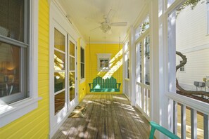 LARGE WELCOMING SCREENED FRONT PORCH