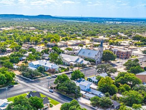 Walking distance to Historic Main St.