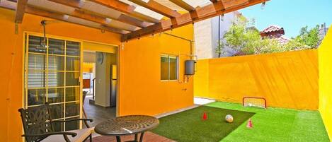 Enjoy the semi-shaded enclosed backyard where you have a dining table for 2 and a green area where you can practice your soccer/futball skills!