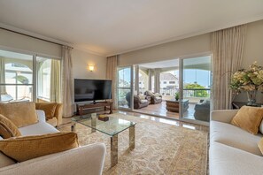 This lovely apartment with an illuminated gallery, it has all the comfort for a relaxing holidays