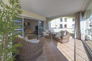 Charming balcony furniture, and from where you can enjoy beautiful views of the pool and the park. (1)