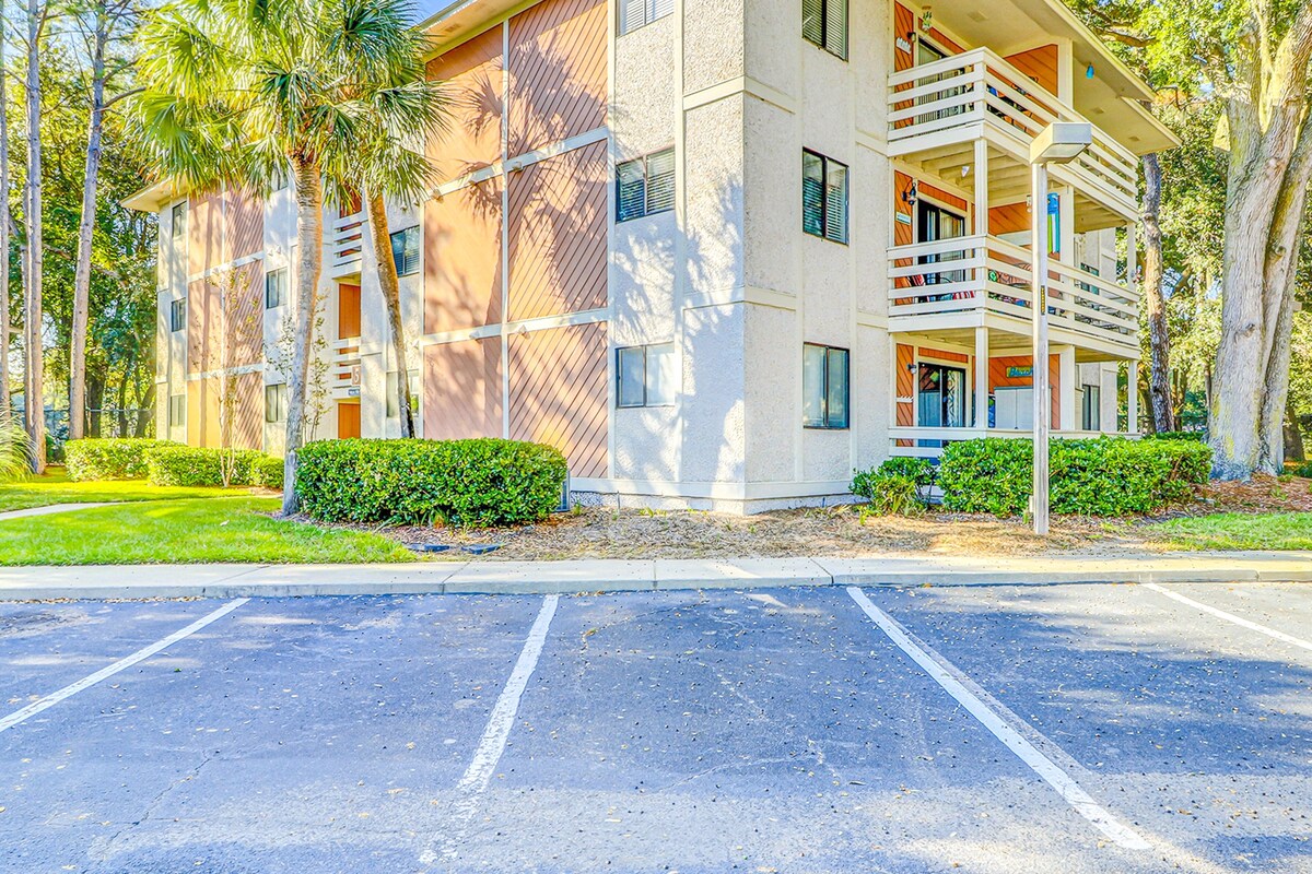 Coastal condo with balcony, washer/dryer, heated pool, hot tub, & tennis courts