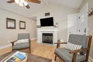 Family Room (5)