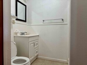 Redbud Cabin 12 Bathroom