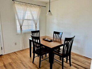 Laurel Cottage Dining Area