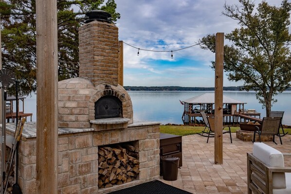 Brick pizza oven
