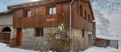 Large 140m2 chalet, with authentic charm, private parking (up to 2 spaces) and garage.