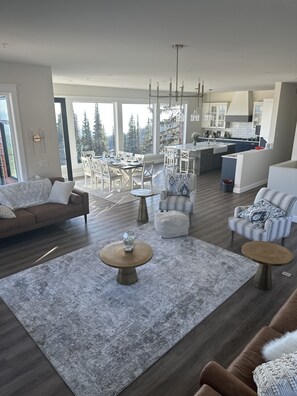 Beautifully Decorated Home 
