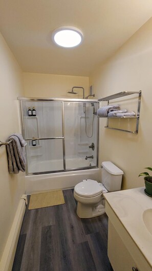 Bathroom w/ shower/tub combo.