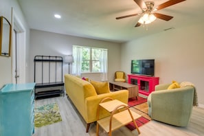 Living Room | Smart TV | Free WiFi | Central A/C + Heating