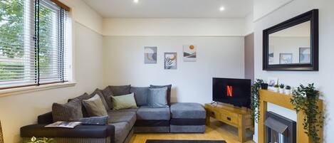 Cosy living room with 40inch Netflix TV. Perfect for relaxing in the evenings.