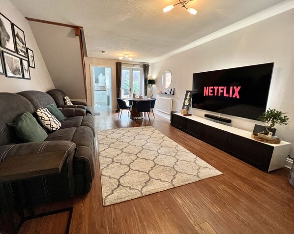 Living room, Wifi, Netflix, Disney etc, 75" TV