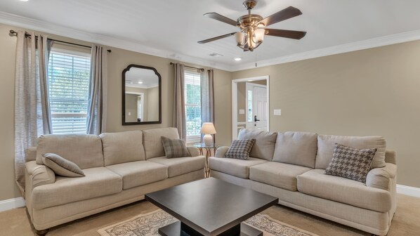 Home Decor, Furniture, Indoors, Living Room, Table