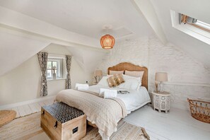 Elephant Cottage Master Bedroom - StayCotswold